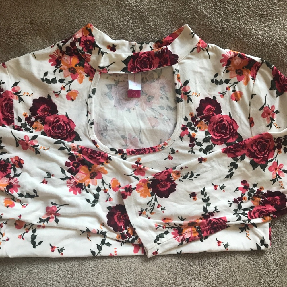 🎉 3 for $15!🎉 Cutout/mock neck Bodycon Tee
